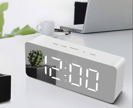 ایل ای ڈی مرر الارم کلاک - USB چارجنگ پورٹ کے ساتھ ڈیجیٹل ڈسپلے